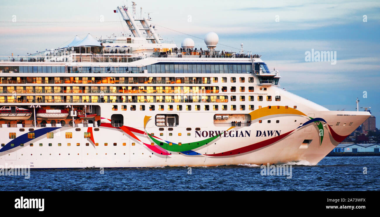 Norvegese Dawn nave da crociera al Porto di New York porto Foto Stock