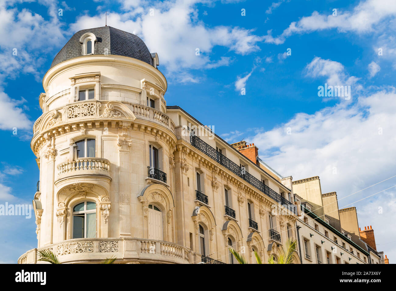 Neo antichi edifici barocchi lungo Place du Martro in Orleans Francia Foto Stock
