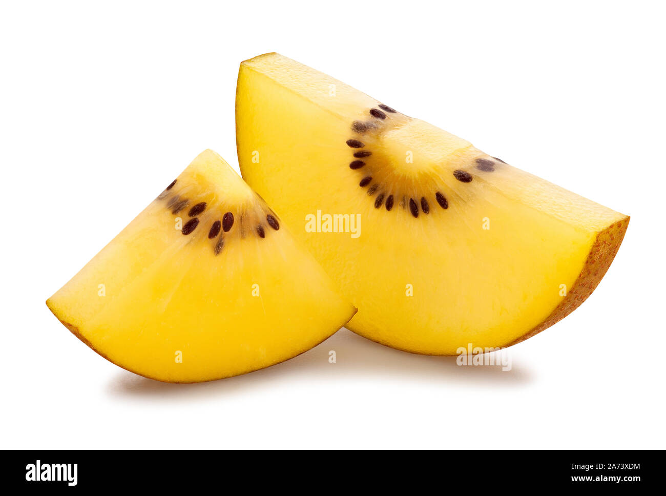Fette di golden kiwi percorso isolato su bianco Foto Stock Fette di golden kiwi percorso isolato su bianco Foto Stock