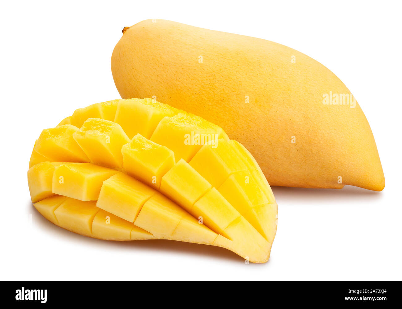Tagliate a fette di mango giallo percorso isolato su bianco Foto Stock