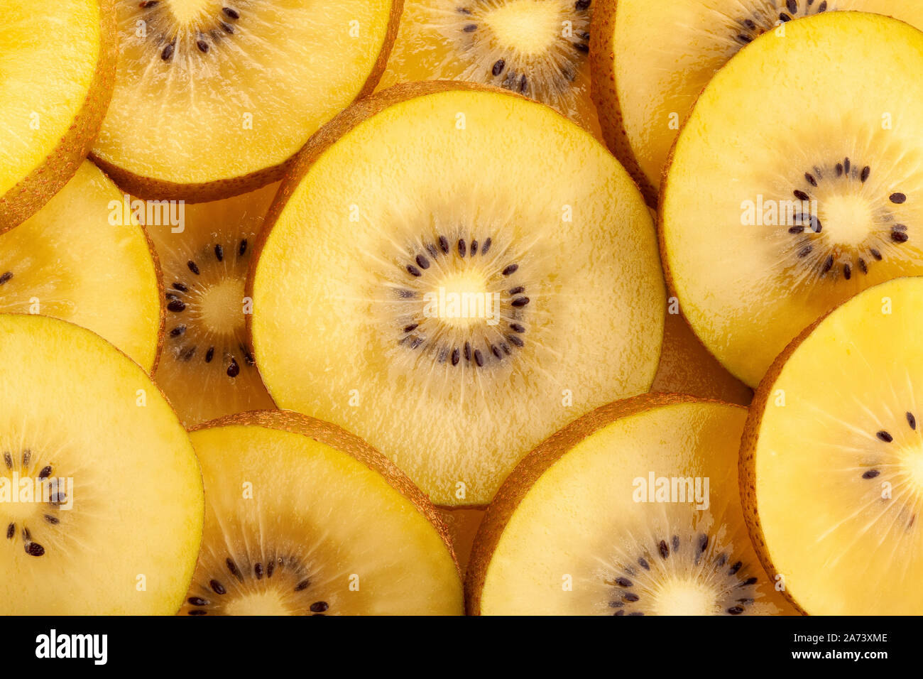 Fette di golden kiwi macro closeup Foto Stock Fette di golden kiwi macro closeup Foto Stock