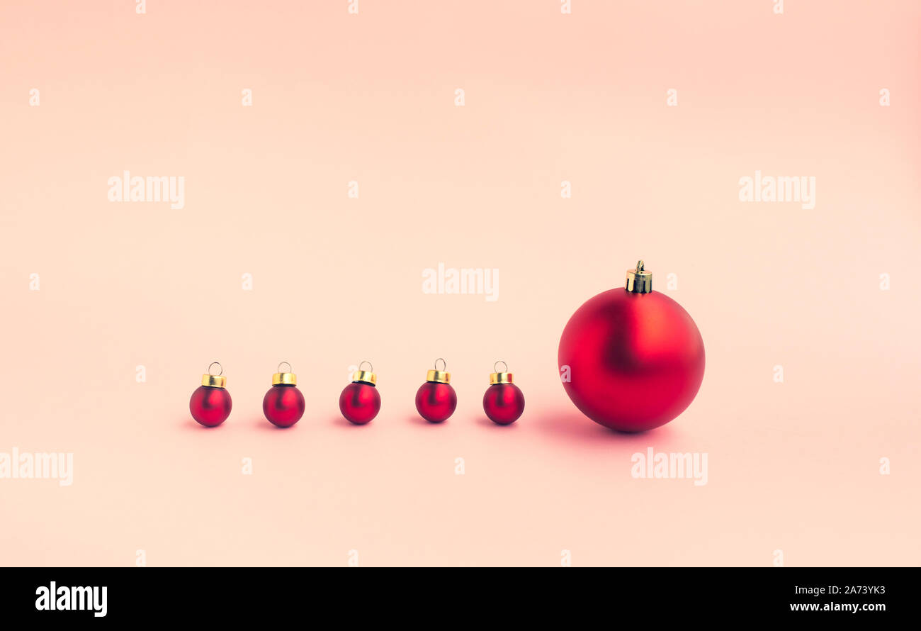 Festa di Natale concetti idee con differenza dimensione della palla rossa ornamento sui colori pastello sfondo.decorazione per celebrare il design della scheda. Foto Stock