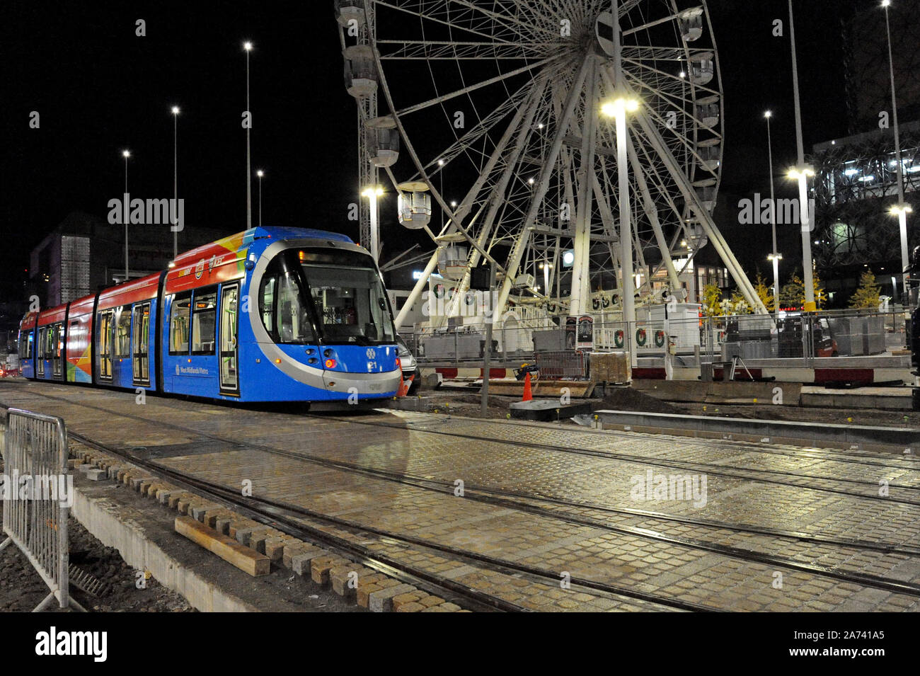 Birmingham, Regno Unito. Il 30 ottobre 2019. Midlands Metro Alliance personale di effettuare test durante la notte del primo del Regno Unito, il alimentato da batteria tram su una nuova sezione del West Midlands metro tram rete nella zona centrale di Birmingham. La batteria powered tram sarà eseguita su Centenary Square estensione della rete che sarà aperto nel mese di dicembre. G.P Essex/Alamy Live News Foto Stock