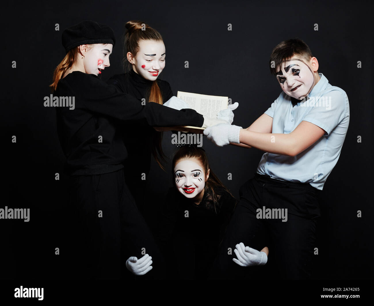 Bambini MIME foto di gruppo, pantomime emozioni diverse sui bambini del viso. Baby clown francese con il trucco bianco sul suo volto. La Russia, Sverdlovsk, 26 Janu Foto Stock