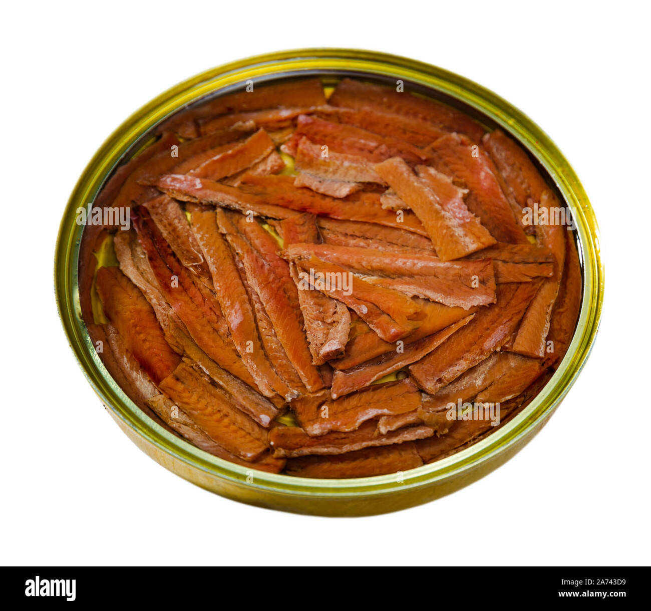 Tradizionale spagnola decapati filetti di acciuga in olio in lattina aperta. Isolato su sfondo bianco Foto Stock