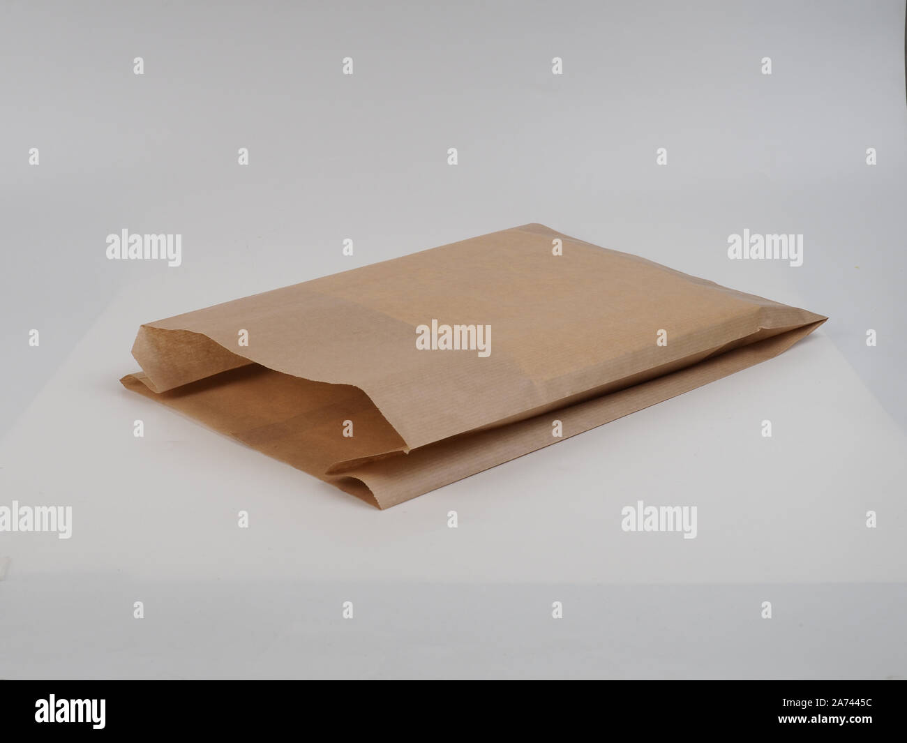 Imballaggi ecologici, carta Kraft imballaggi di materiale riciclato. una tasca di carta su uno sfondo bianco. Foto Stock