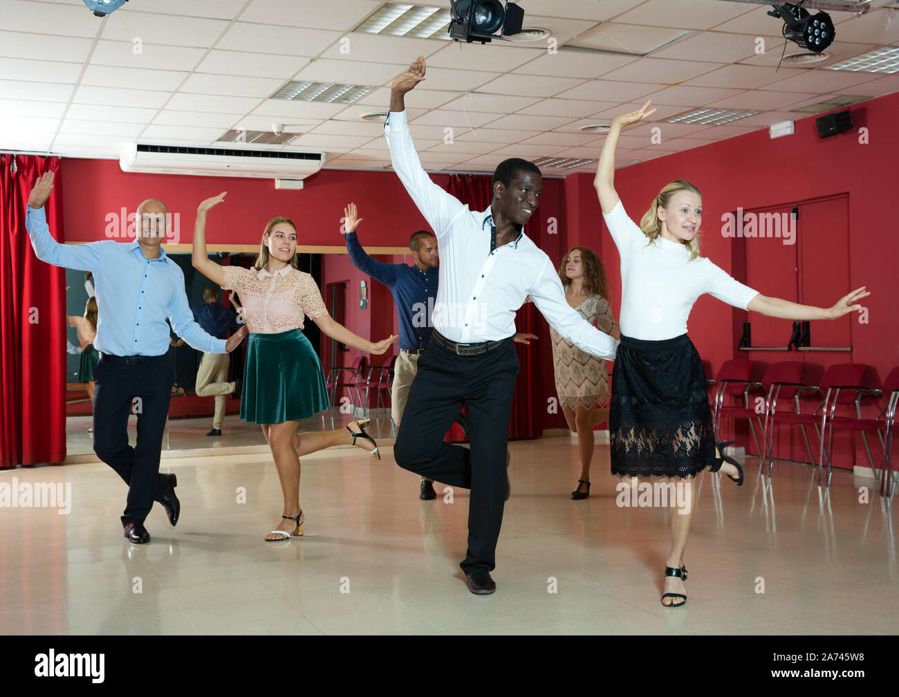 Coppie di giovani praticanti di movimenti di torsione insieme alla danza moderna studio Foto Stock