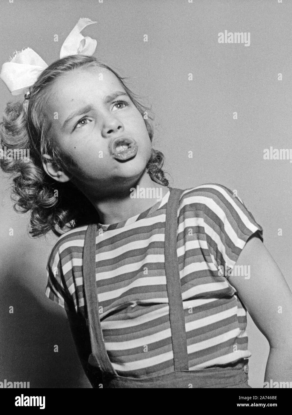 Cornelia Froboess Conny singt ihren ersten Hit 'Pack die Badehose ein', Deutschland 1951. Cornelia Froboess Conny esegue la sua prima canzone "Pack die Badehose ein', Germania 1951. Foto Stock