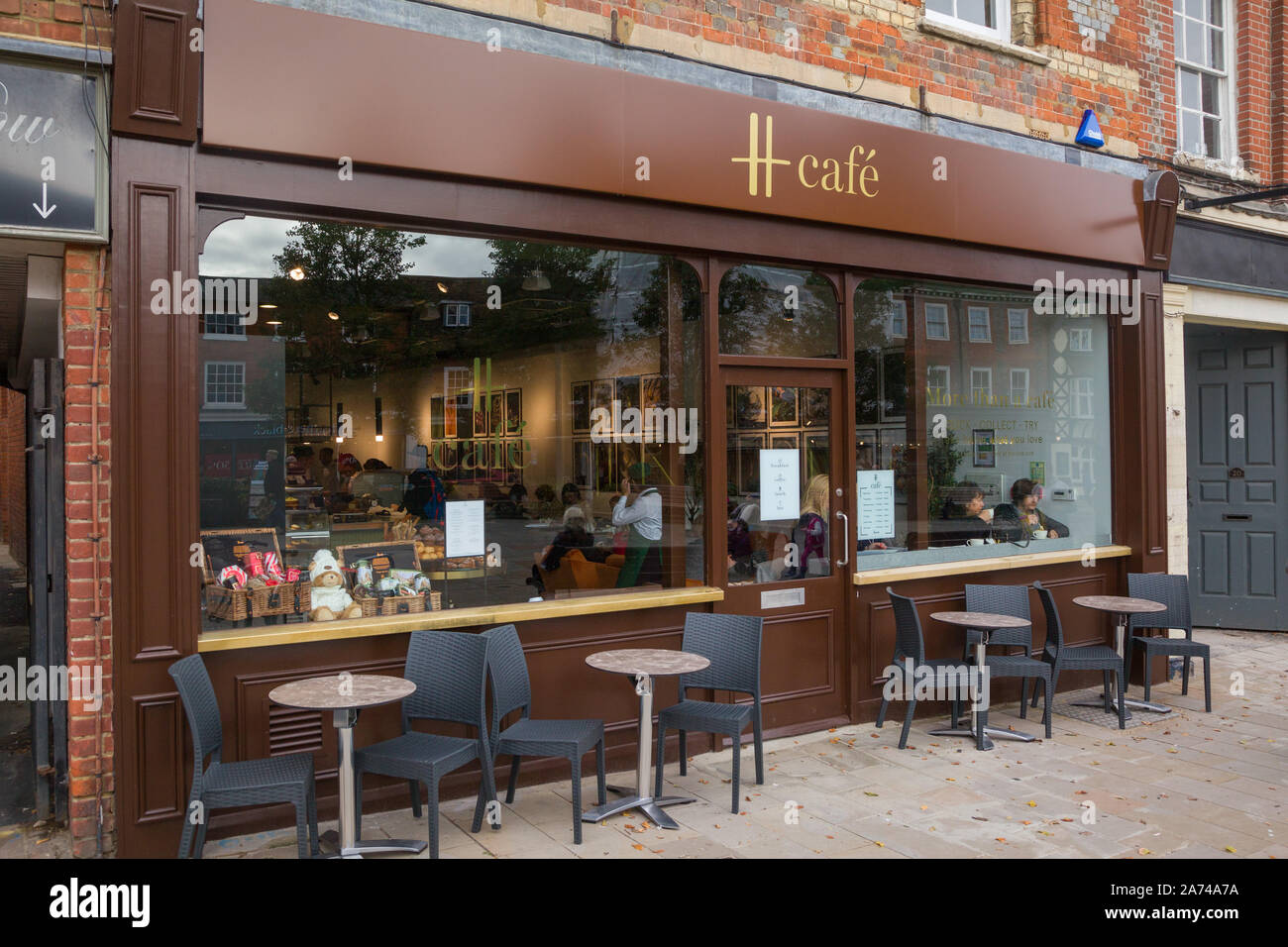 Il recentemente aperto Harrods 'H Cafe' di Falaise Square, la piazza del mercato di Henley-on-Thames, la prima del suo genere al di fuori del negozio di Knightsbridge Foto Stock