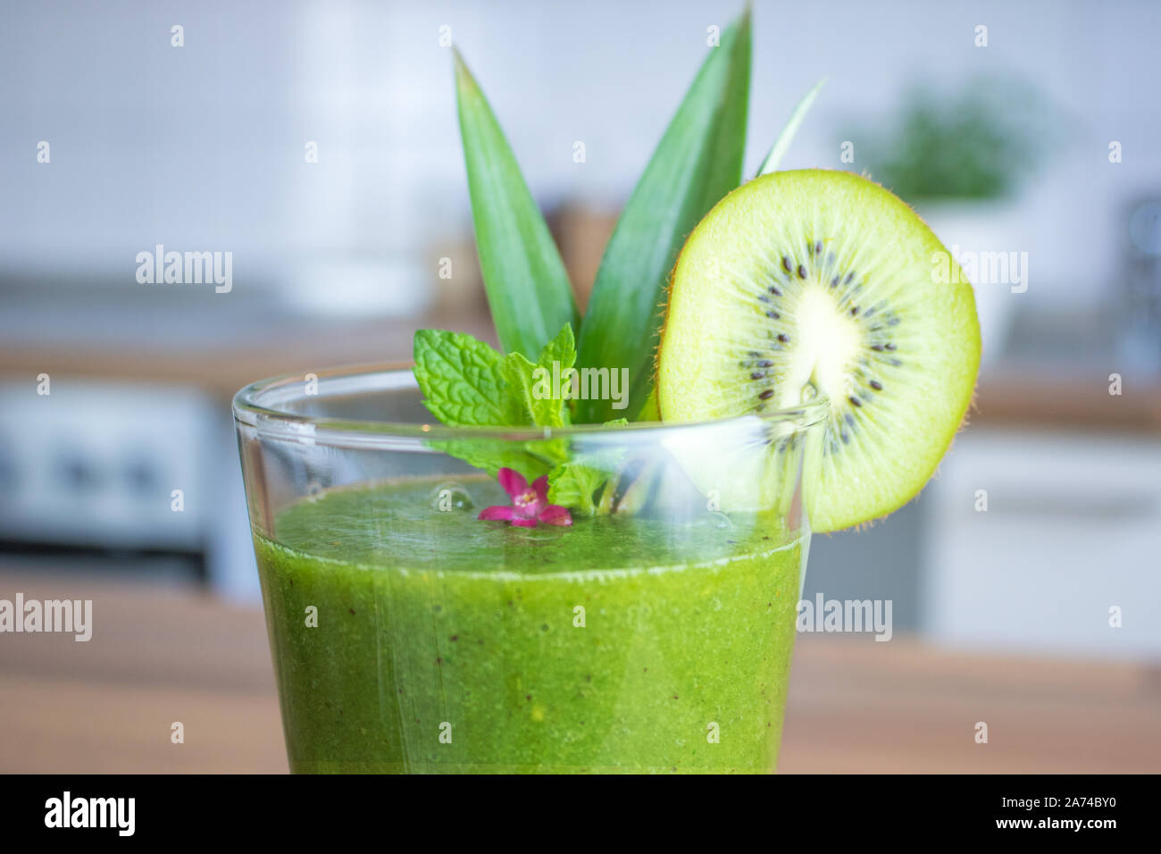 Il cibo della fotografia di un sano succo verde con la Clorella e frutta Foto Stock