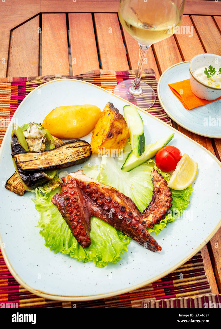 Polpo alla griglia con verdure e salsa. Ristorante. Frutti di mare Foto Stock