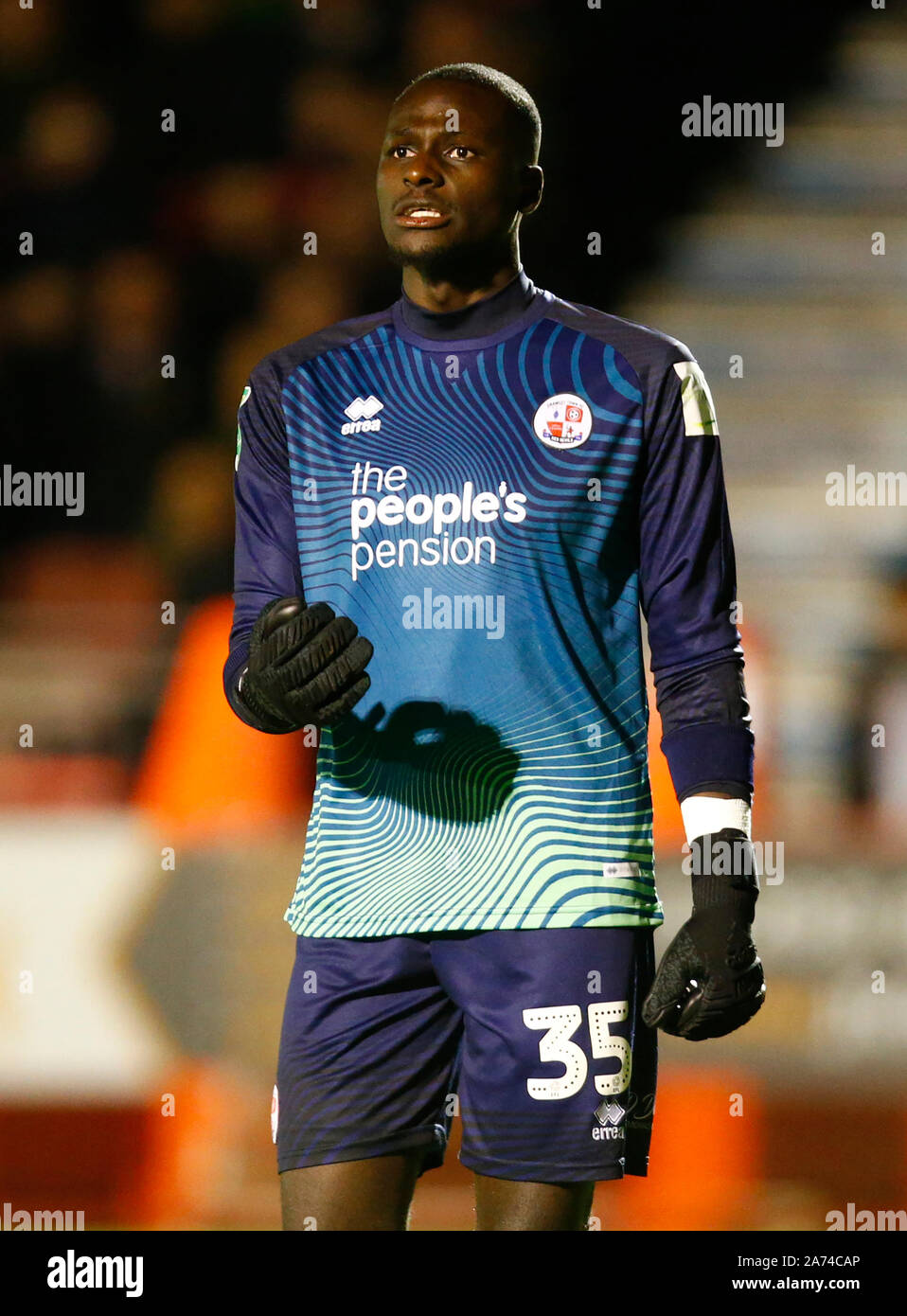 Londra, Regno Unito. Ottobre 29 Crawley Town Michael Luyambula durante la Coppa Carabao quarto round tra la città di Crawley e Colchester Regno al Foto Stock