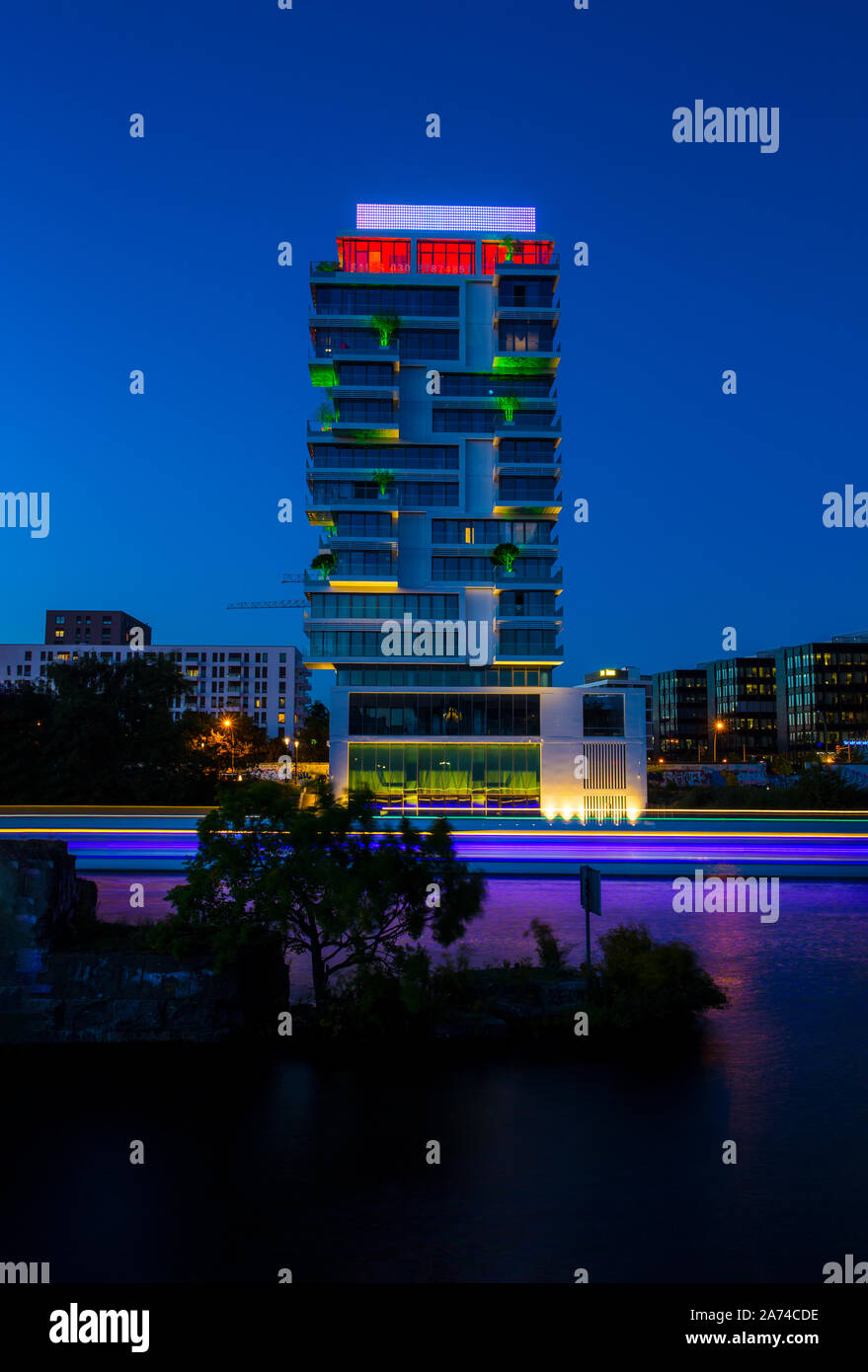 Nuovo edificio presso il fiume Sprea dopo il tramonto, Berlino Foto Stock