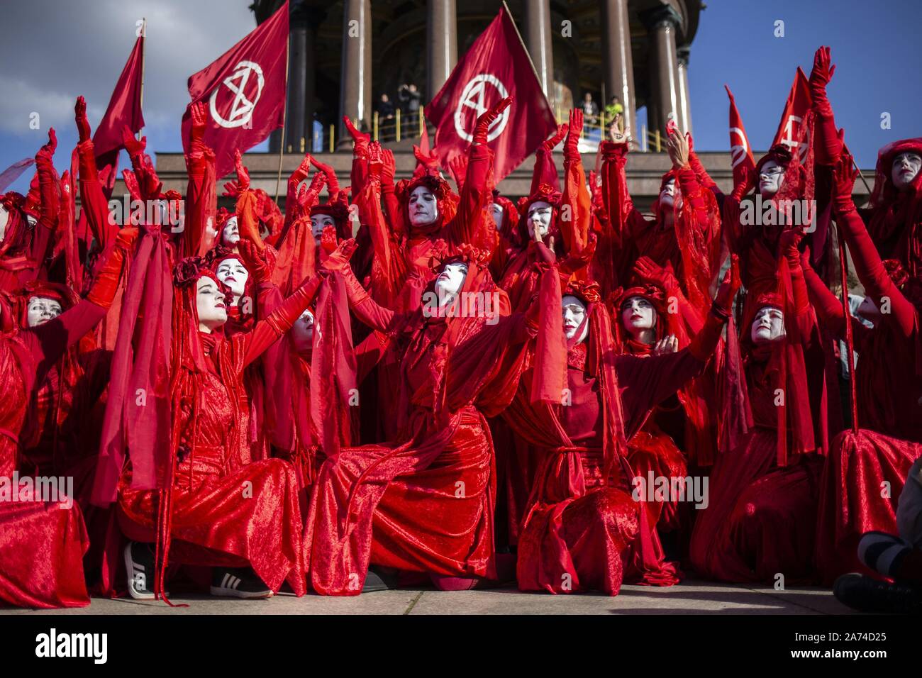 07.10.2019, Germania Berlino: attivisti del socio-movimento politico la ribellione di estinzione il blocco famoso Grosser Stern rotonda al centro di berlinese quartiere Tiergarten. | Utilizzo di tutto il mondo Foto Stock