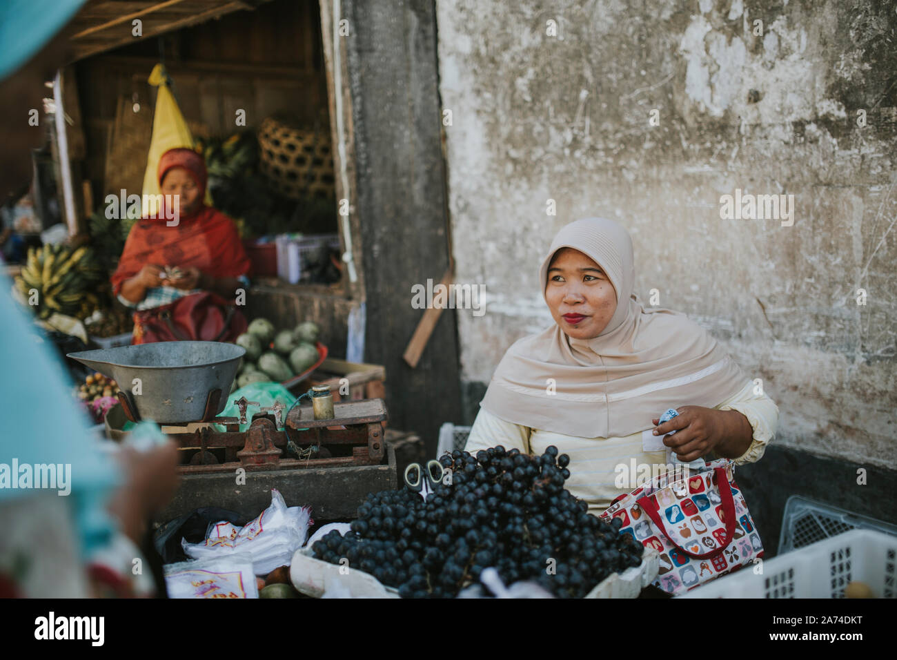 Tanjung Luar Mercato del Pesce , East Lombok, Indonesia - 23 agosto 2017 - Tradizionale mercato indonesiano sull isola di Lombok, Indonesia. Foto Stock