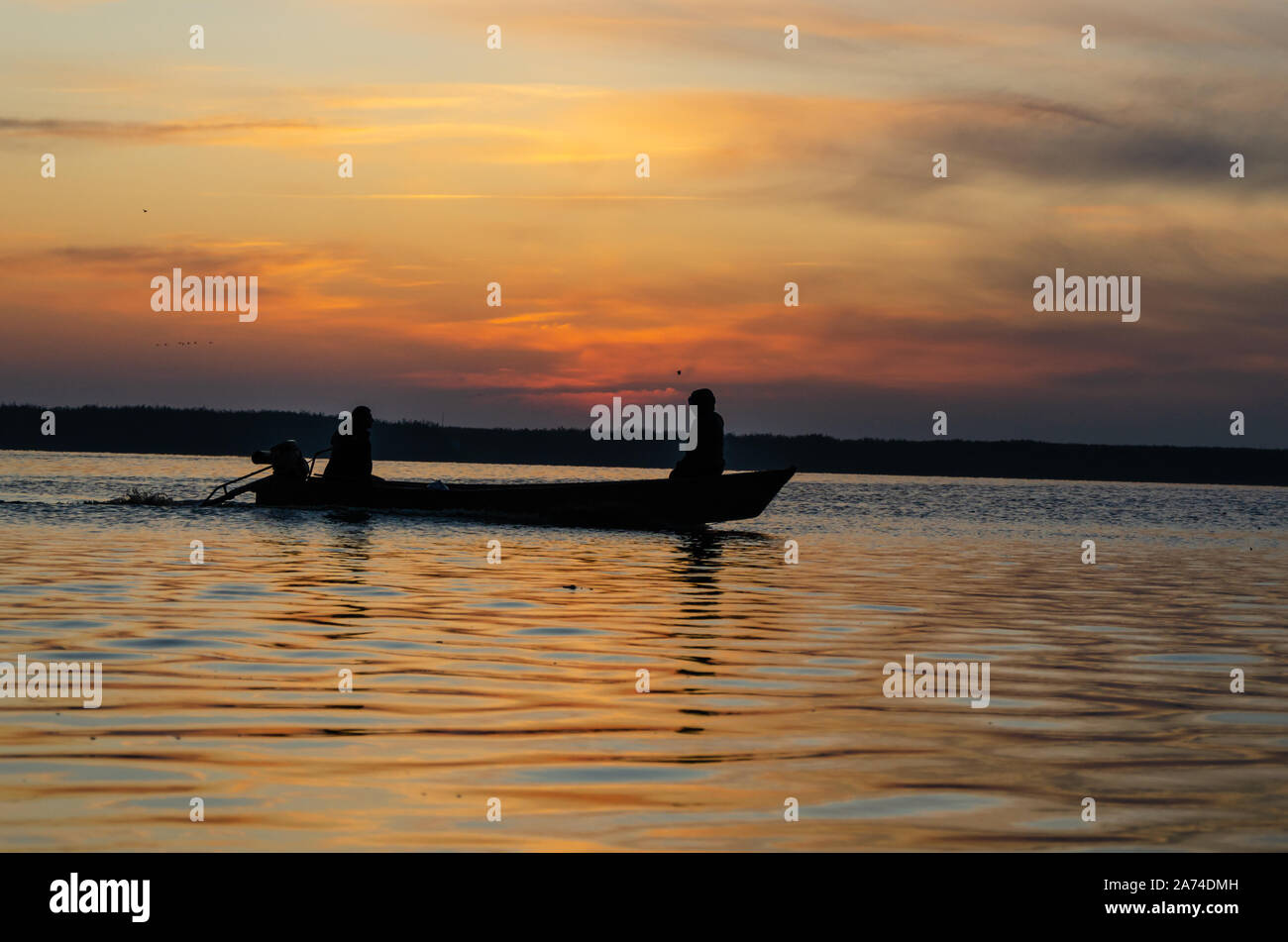 Eber Lago,Afyonkarahisar/ Turchia- Ottobre 20, 2019: trasporto barca, reed taglio e vendita e alle popolazioni locali da vivere con la pesca.I pescatori sono la pesca in Foto Stock