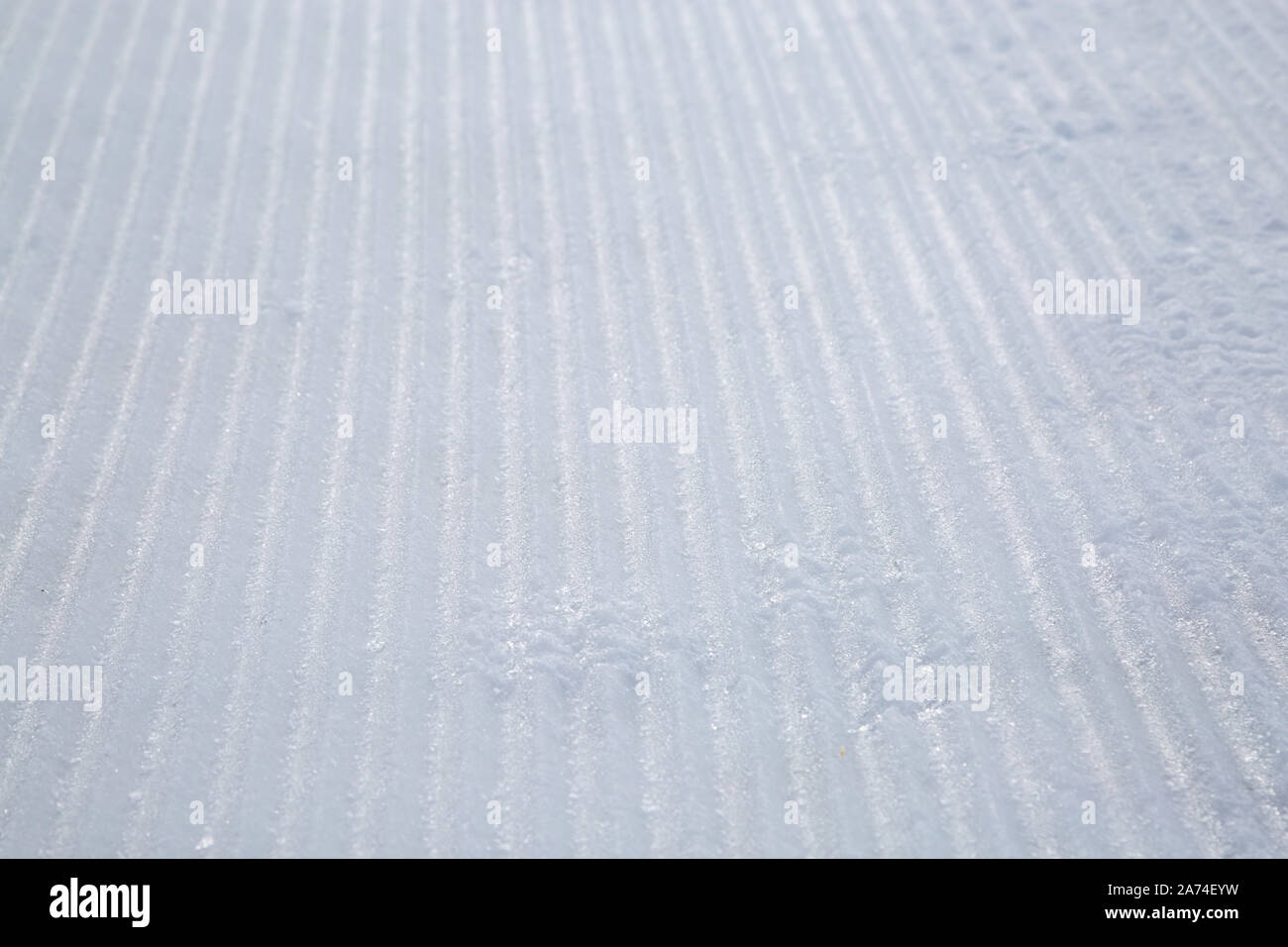 Le linee rette sulla superficie di pulire il bianco della neve sul pendio a monte sulla giornata di sole sulla stazione sciistica Foto Stock