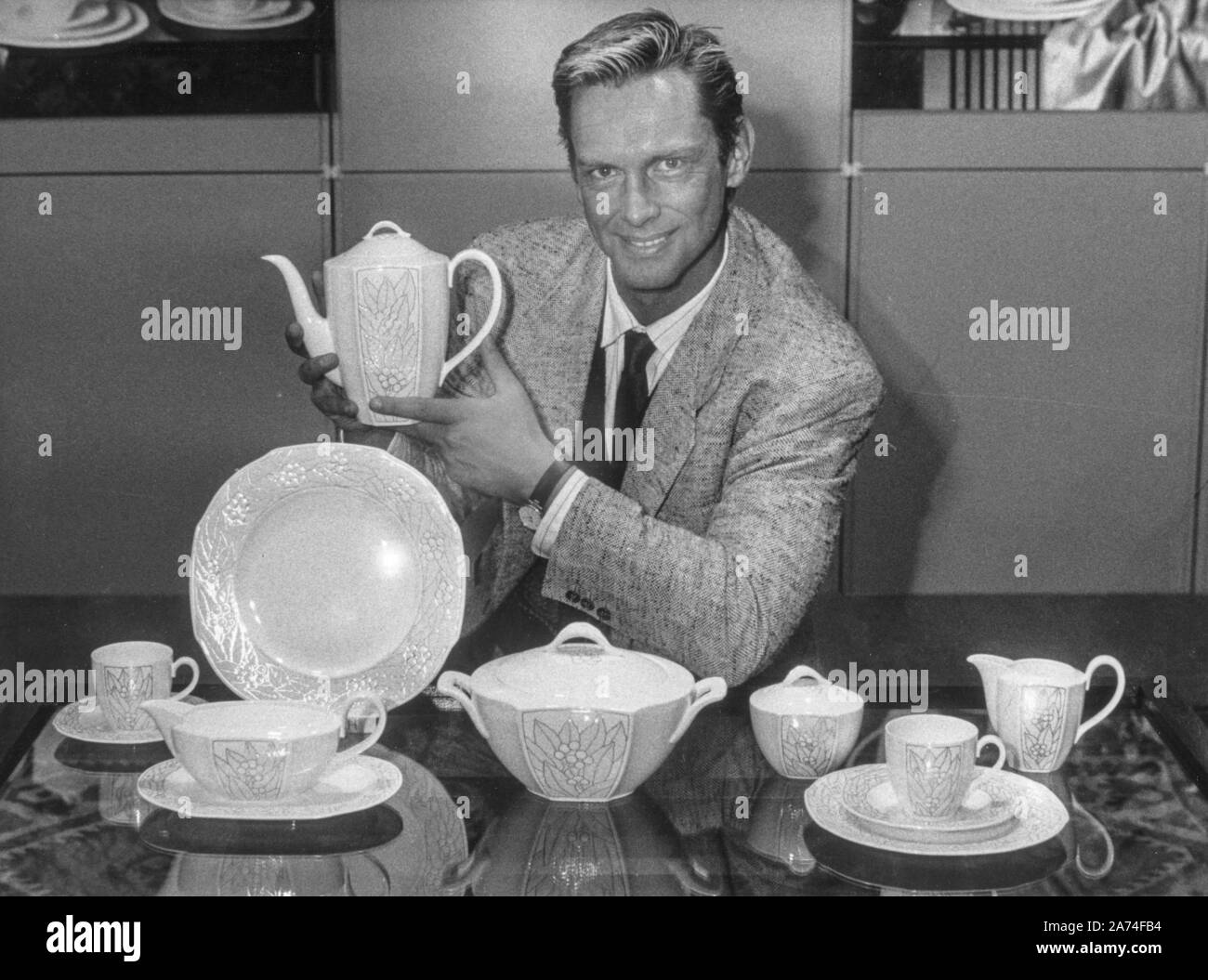 Fashion designer Wolfgang Joop presenta la sua escursione creativi nel business di porcellana il 3 febbraio 1987 ad Amburgo: ha progettato il vasellame " Laureto' per Villeroy & Boch. Joop è nato il 18 novembre 1944 a Potsdam. | Utilizzo di tutto il mondo Foto Stock