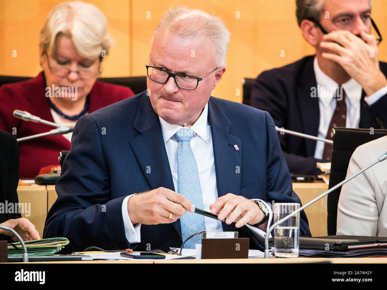 Wiesbaden, Germania. 30 ott 2019. Thomas Schäfer (CDU), il ministro delle Finanze di Hesse, si siede nella sua sede nel parlamento di stato. Il dibattito in plenaria si concentrerà sull'Hessian il bilancio dello Stato per il 2020 nello stato il Parlamento a Wiesbaden. La CDU il ministro delle finanze vuole introdurre i suoi piani finanziari. Credito: Andreas Arnold/dpa/Alamy Live News Foto Stock