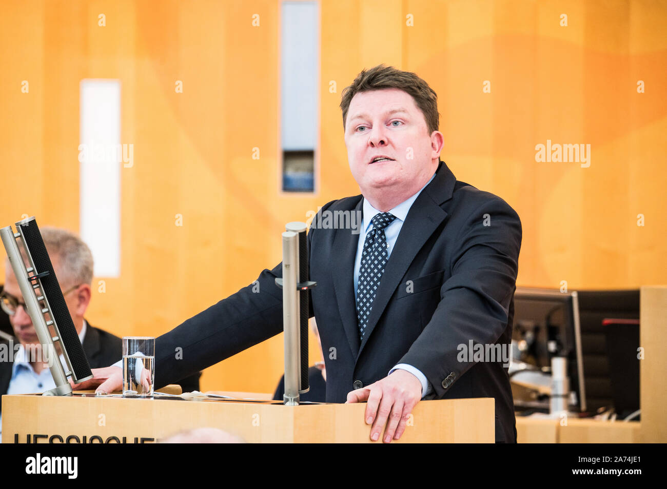Wiesbaden, Germania. 30 ott 2019. Marius Weiß (SPD), membro dell'Hessian membro del Parlamento europeo, risponda alla CDU del ministro delle finanze delle dichiarazioni sul bilancio finanziario. Il dibattito in plenaria si concentrerà sull'Hessian il bilancio dello Stato per il 2020 nello stato il Parlamento a Wiesbaden. La CDU il ministro delle finanze vuole introdurre i suoi piani finanziari. Credito: Andreas Arnold/dpa/Alamy Live News Foto Stock