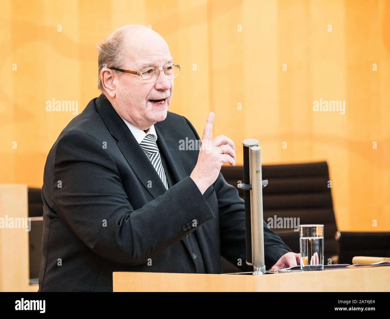Wiesbaden, Germania. 30 ott 2019. Bernd Vohl (AFD), membro dell'Hessian membro del Parlamento europeo, risponda alla CDU del ministro delle finanze delle dichiarazioni sul bilancio finanziario. Il dibattito in plenaria si concentrerà sull'Hessian il bilancio dello Stato per il 2020 nello stato il Parlamento a Wiesbaden. La CDU il ministro delle finanze vuole introdurre i suoi piani finanziari. Credito: Andreas Arnold/dpa/Alamy Live News Foto Stock