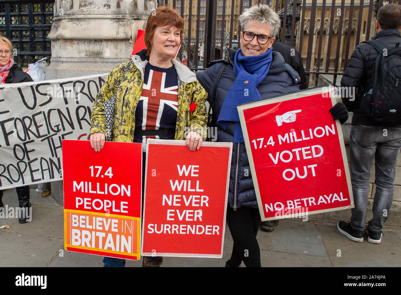 Westminster, Londra, Regno Unito. 29 ottobre, 2019. Brexit lasciare gli attivisti tenere 17,4 milioni votato fuori cartelloni al di fuori della House of Commons il giorno di elezione generale è chiamato. Credito: Maureen McLean/Alamy Foto Stock