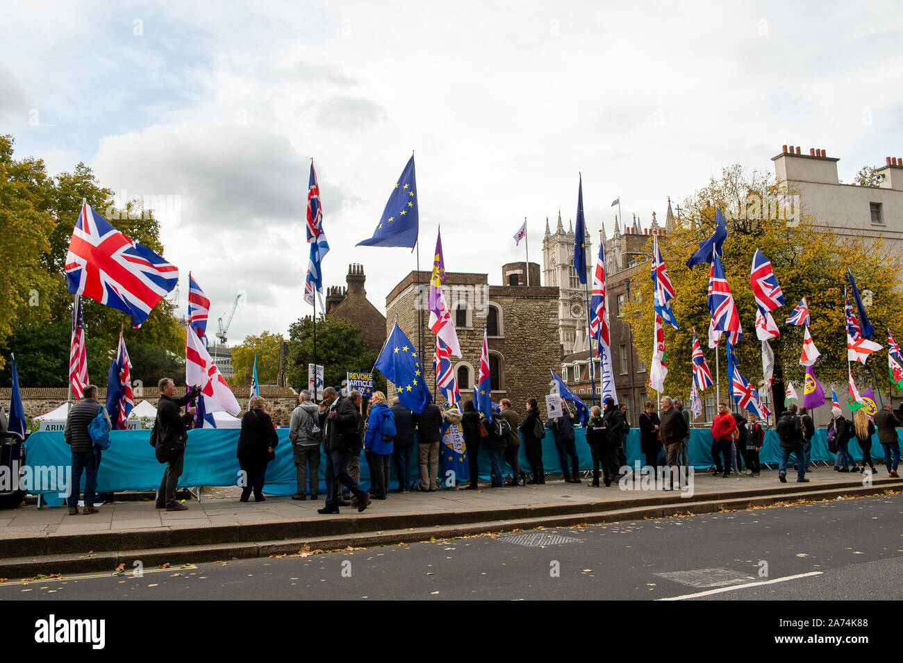 Westminster, Londra, Regno Unito. 29 ottobre, 2019. Lasciare Brexit e restano gli attivisti con UE e Union Jack Flag guarda live news la copertura delle notizie Brexit presso il College Green al di fuori della House of Commons il giorno di elezione generale è chiamato. Credito: Maureen McLean/Alamy Foto Stock