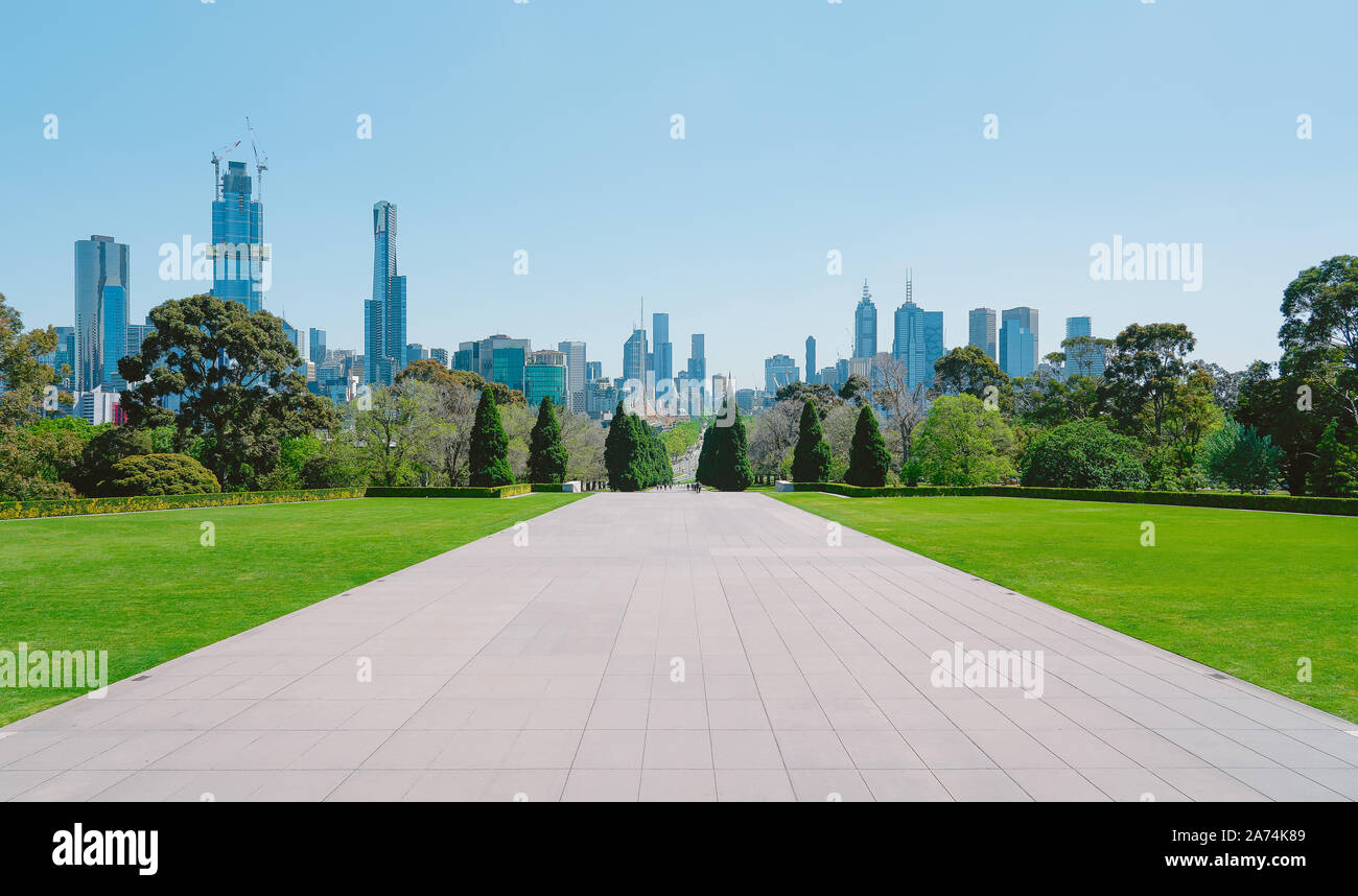 Melbourne cityscape vista vuota con pavimento di cemento ed erba verde . Foto Stock