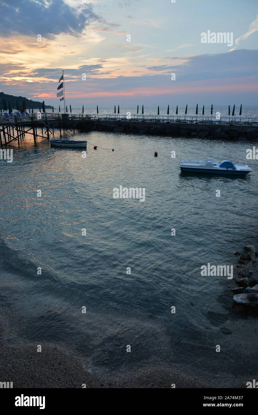 POSITANO, Italia - 23 agosto 2018: acque Offshore intorno a Costiera Amalfitana in una giornata di sole Foto Stock