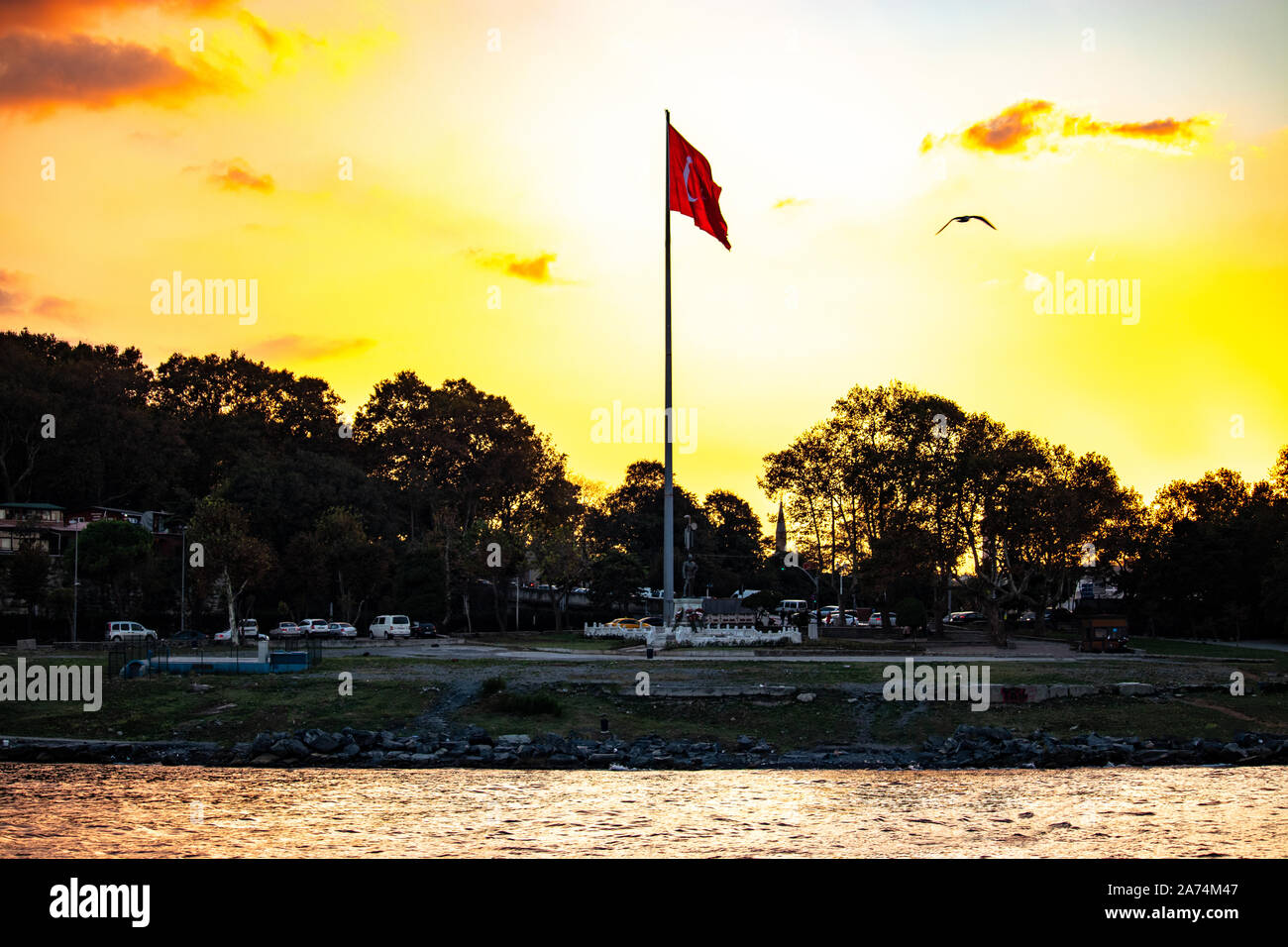 Bandiera turca ad Istanbul in Turchia. Sventolare nel vento con golden sky in background come il sole scende dietro l'orizzonte Foto Stock