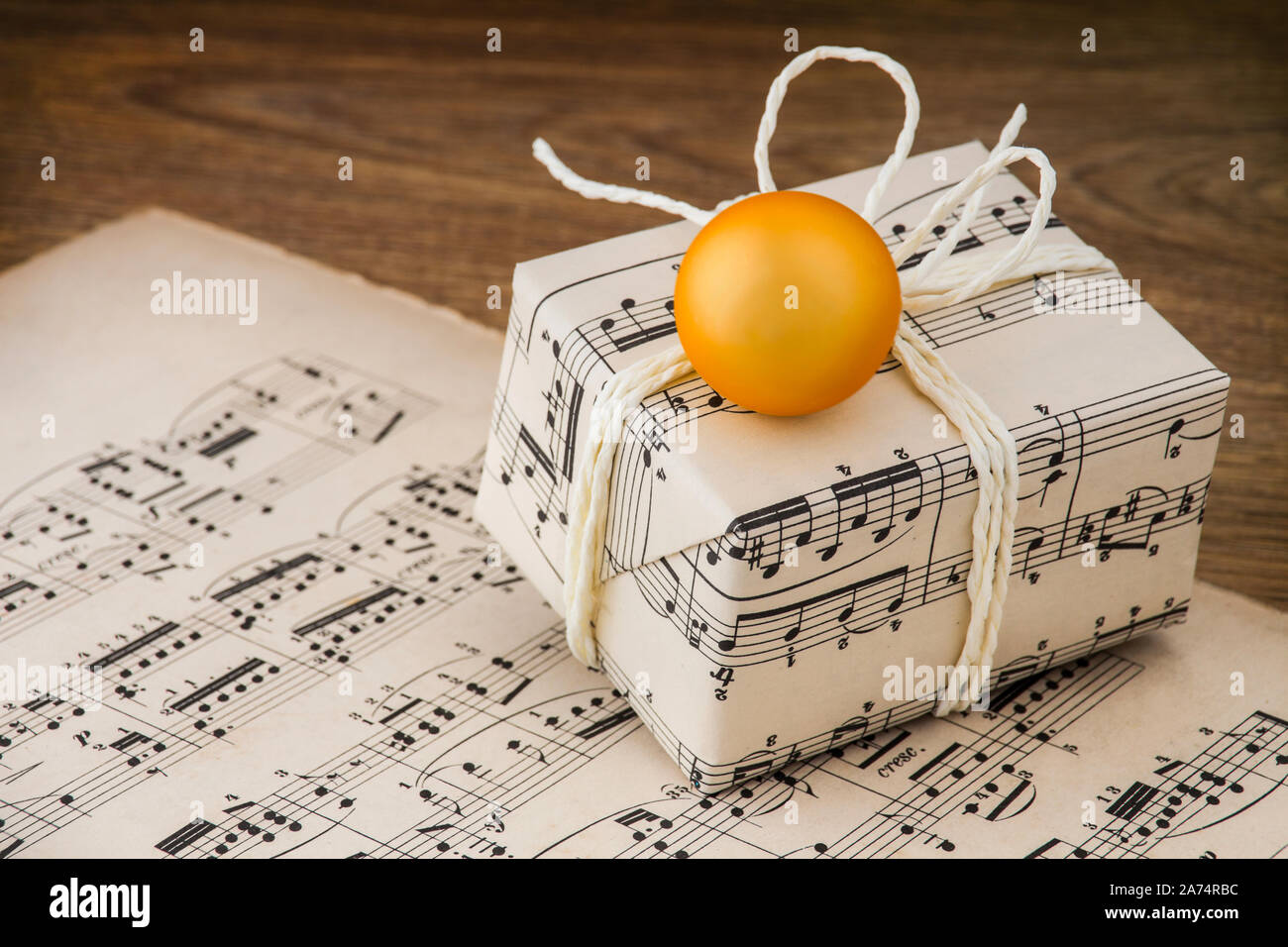 Regalo di natale con note musicali carta Foto stock - Alamy