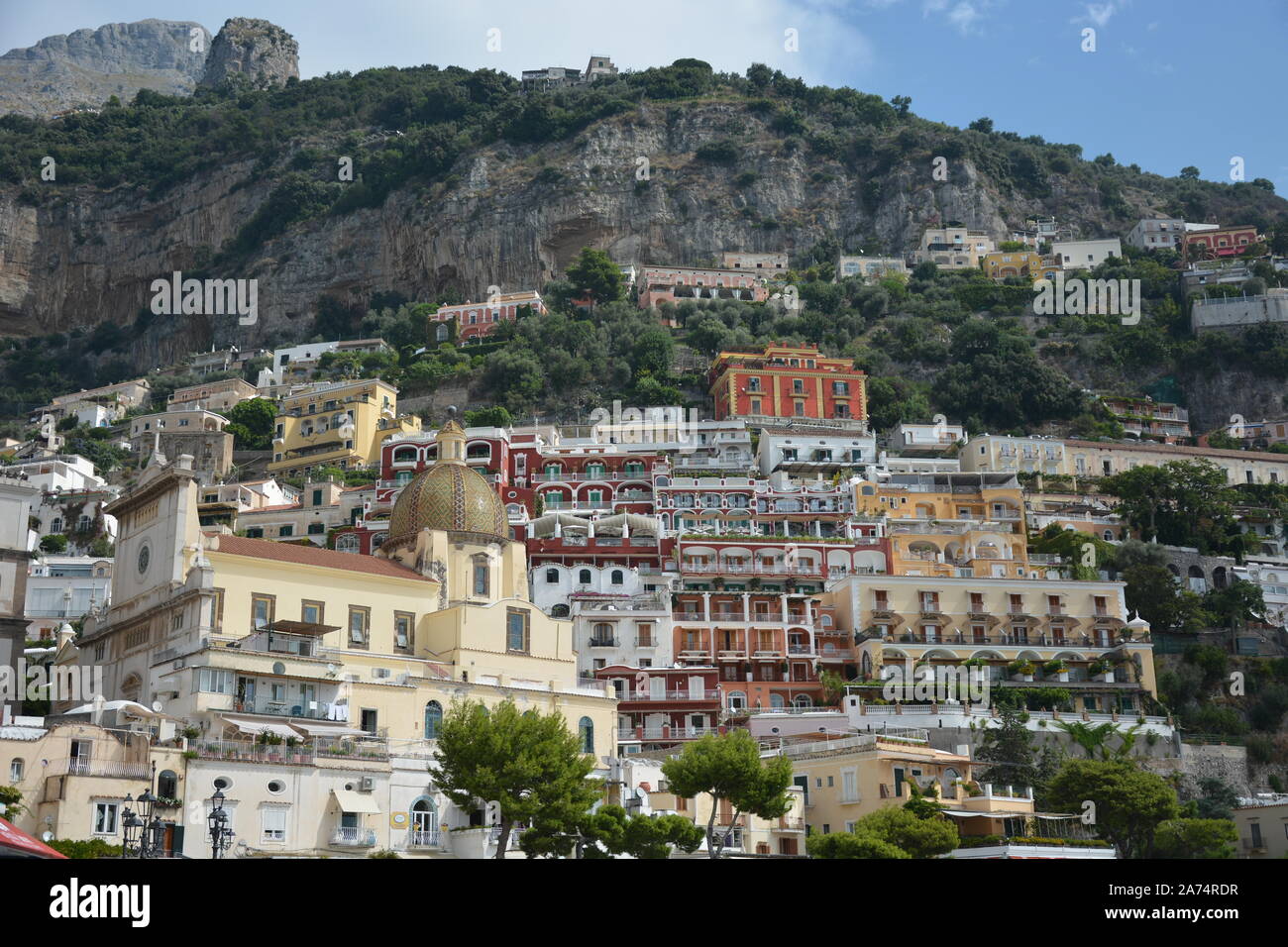 POSITANO, Italia - 23 agosto 2018: il punto di vista della spiaggia di Positano e le case colorate sulla collina dal di sopra Foto Stock
