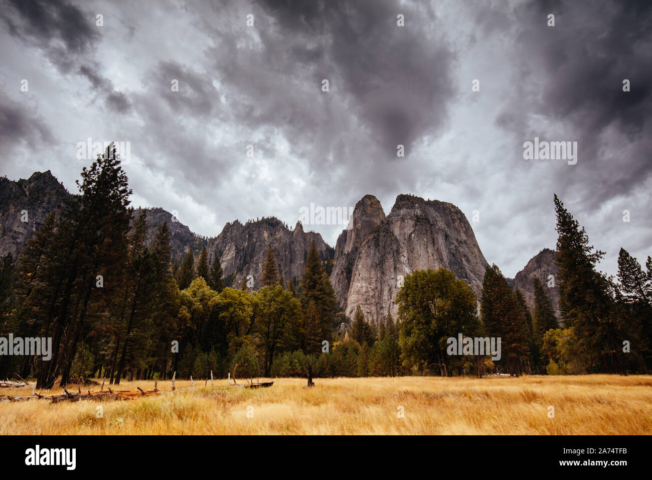Yosemite Valley in una tempesta imminente NEGLI STATI UNITI Foto Stock