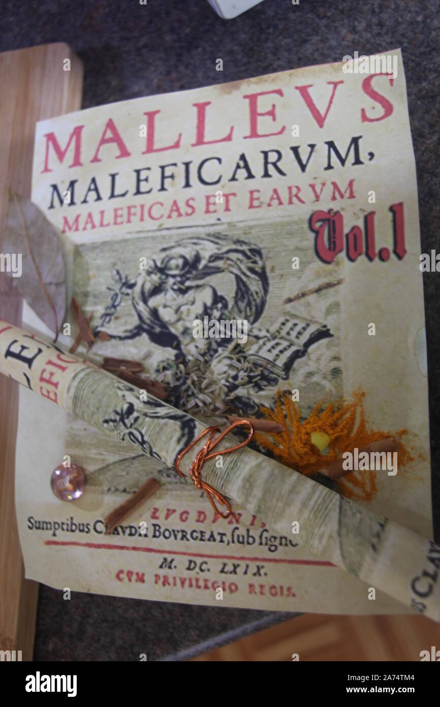 Il Malleus Maleficarum / "la strega martello" è venuto a essere la strega-caccia handbook del periodo medievale. Xv secolo. Solo editoriale.Copyspace Foto Stock