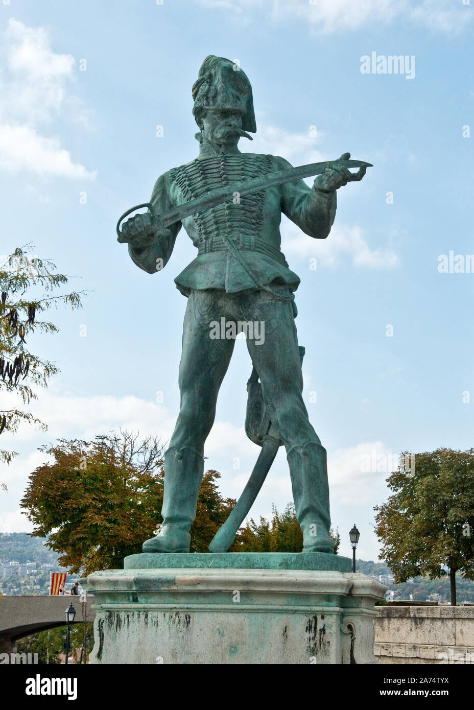 Statua del vecchio ussaro. Statua di bronzo di ungherese ussaro officer. Il quartiere del Castello di Buda, Budapest. Foto Stock