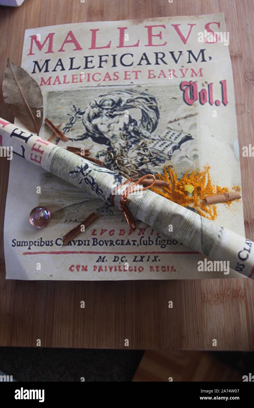 Il Malleus Maleficarum / "la strega martello" è venuto a essere la strega-caccia handbook del periodo medievale. Xv secolo. Solo editoriale.Copyspace Foto Stock