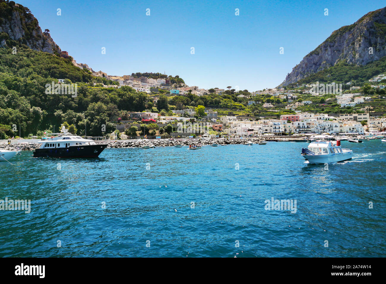 Una barca di lasciare il pittoresco porto di Marina Grande. Capri, Campania, Italia, Giugno 2019 Foto Stock
