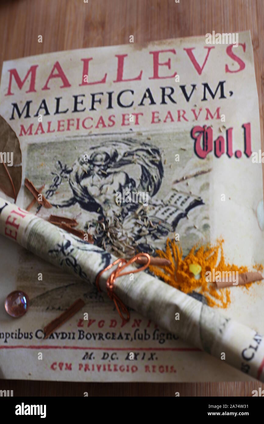 Il Malleus Maleficarum / "la strega martello" è venuto a essere la strega-caccia handbook del periodo medievale. Xv secolo. Solo editoriale.Copyspace Foto Stock