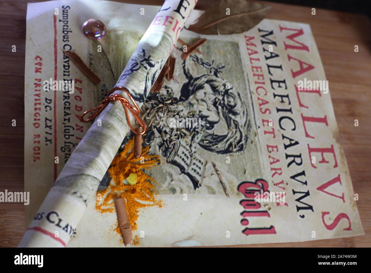 Il Malleus Maleficarum / "la strega martello" è venuto a essere la strega-caccia handbook del periodo medievale. Xv secolo. Solo editoriale.Copyspace Foto Stock