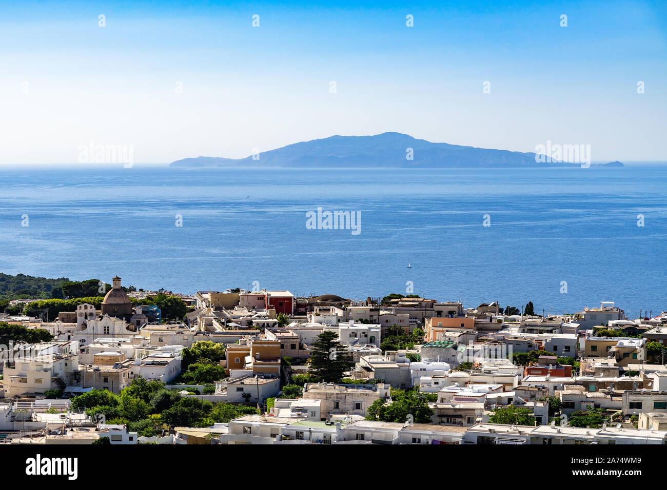 Vista panoramica della città di Anacapri, Ischia e le altre isole flegrei dalla seggiovia rinding fino al Monte Solaro, Capri, Campania, Italia Foto Stock