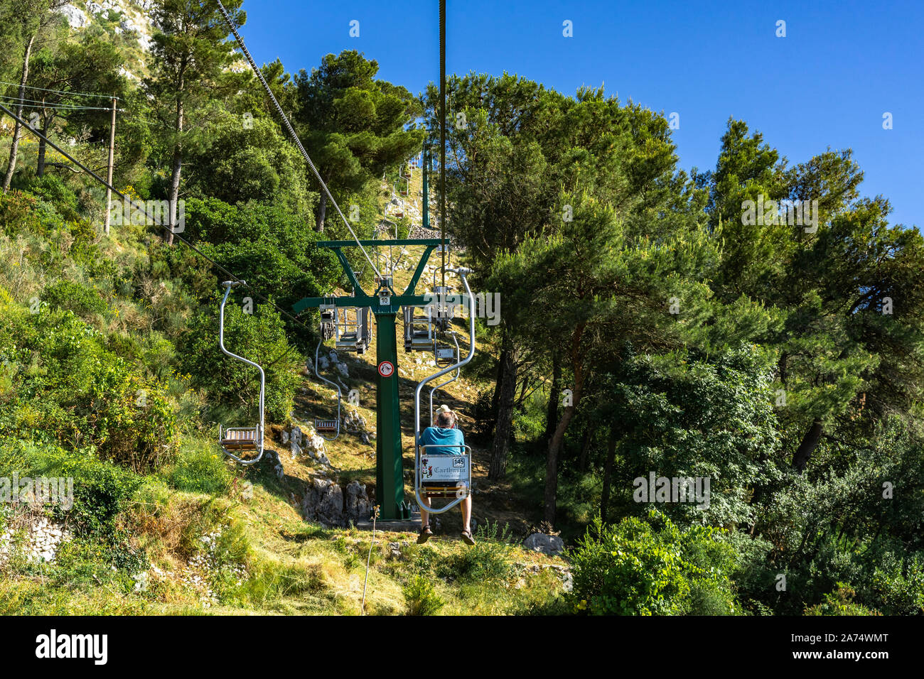 Seggiovia rinding fino al Monte Solaro, una popolare attrazione turistica di Capri. Anacapri, Campania, Italia, Giugno 2019 Foto Stock