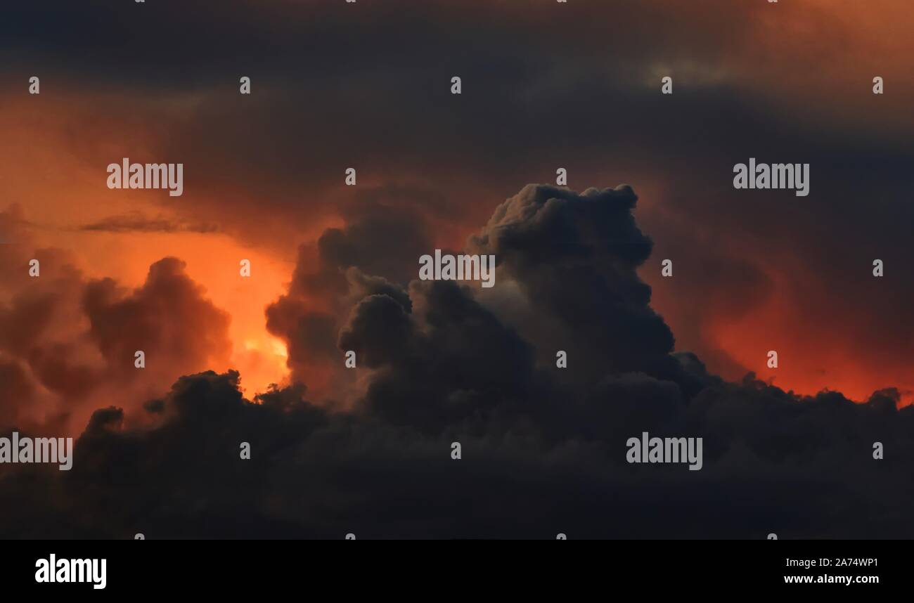 Il drammatico aspetto del cielo di nuvole scure e luce calda Foto Stock