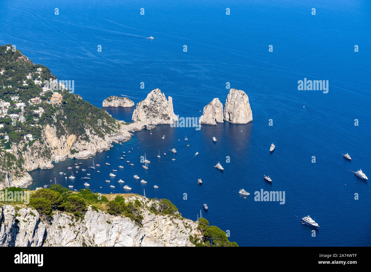 I Faraglioni, la più famosa attrazione turistica di Capri vista dal Monte Solaro, il punto più alto dell'isola, Italia Foto Stock