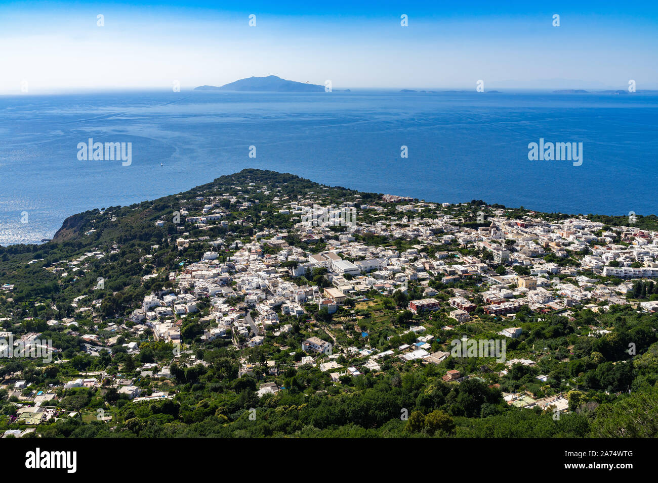 Splendido panorama di Capri dal Monte Solaro (589 metri), il punto più alto di Capri, Campania, Italia Foto Stock
