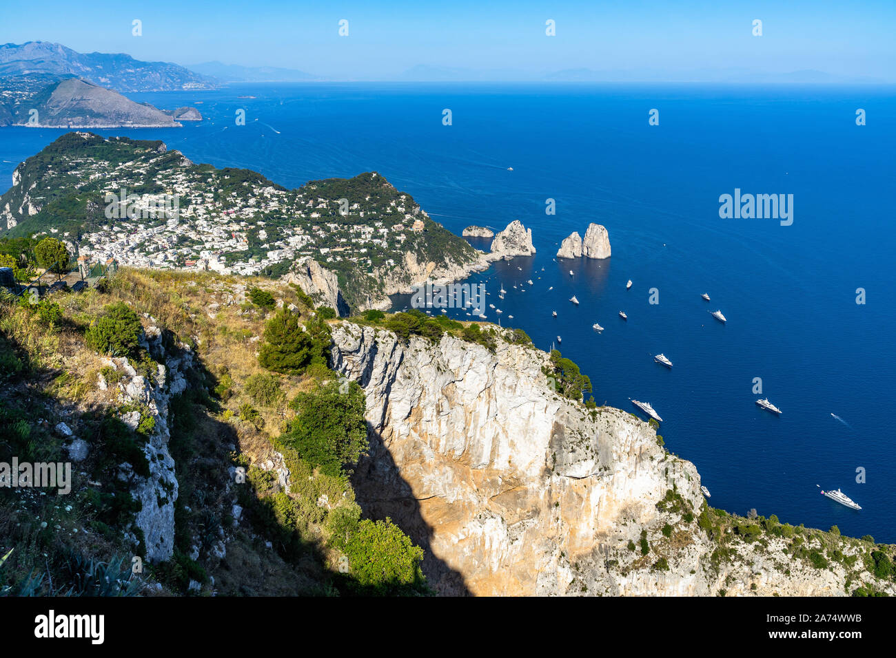 Splendido panorama di Capri dal Monte Solaro (589 metri), il punto più alto di Capri, Campania, Italia Foto Stock