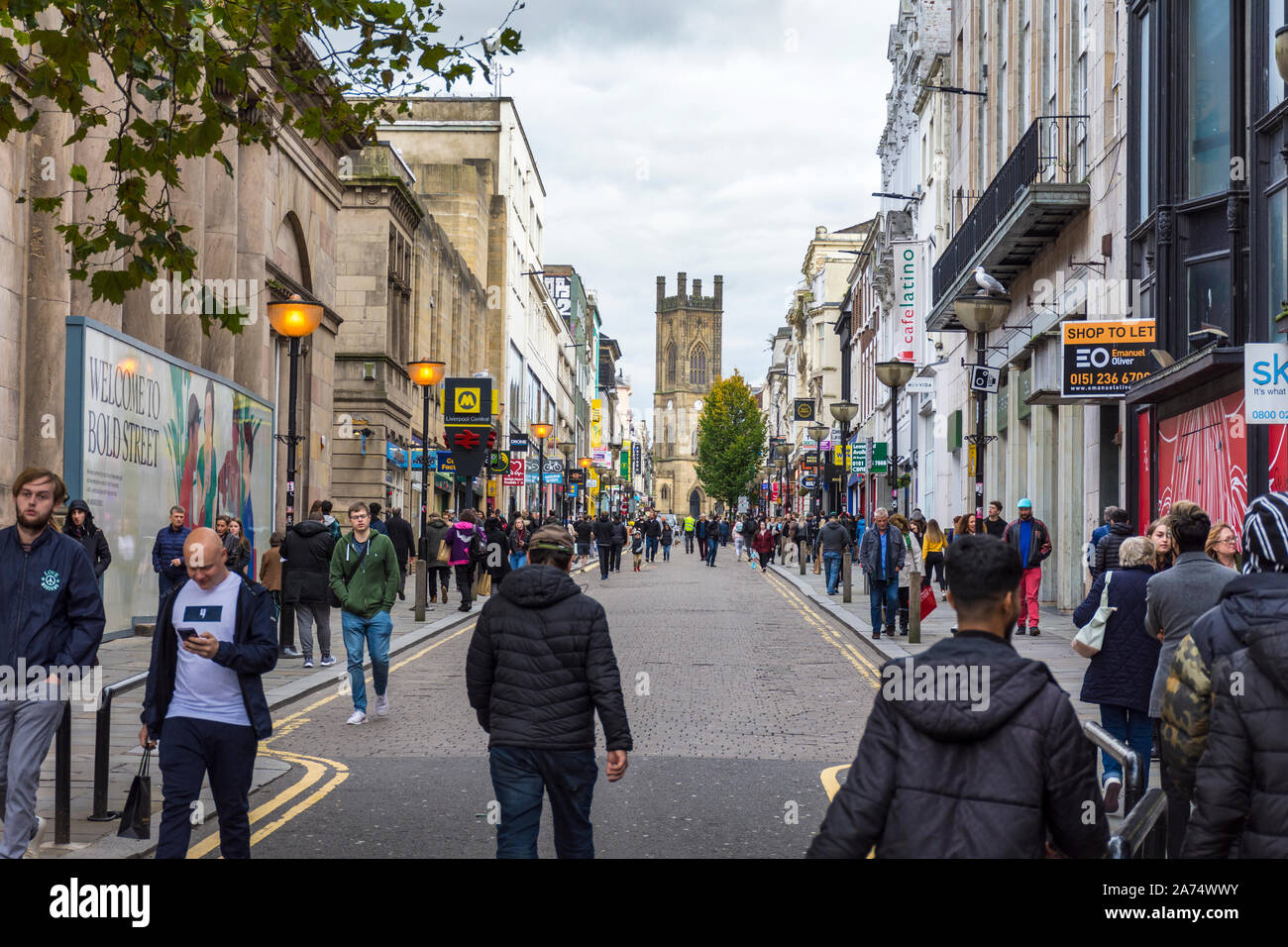 Bold Street, Liverpool, Regno Unito. Gli amanti dello shopping nel trafficato centro città distretto di vendita al dettaglio. Foto Stock