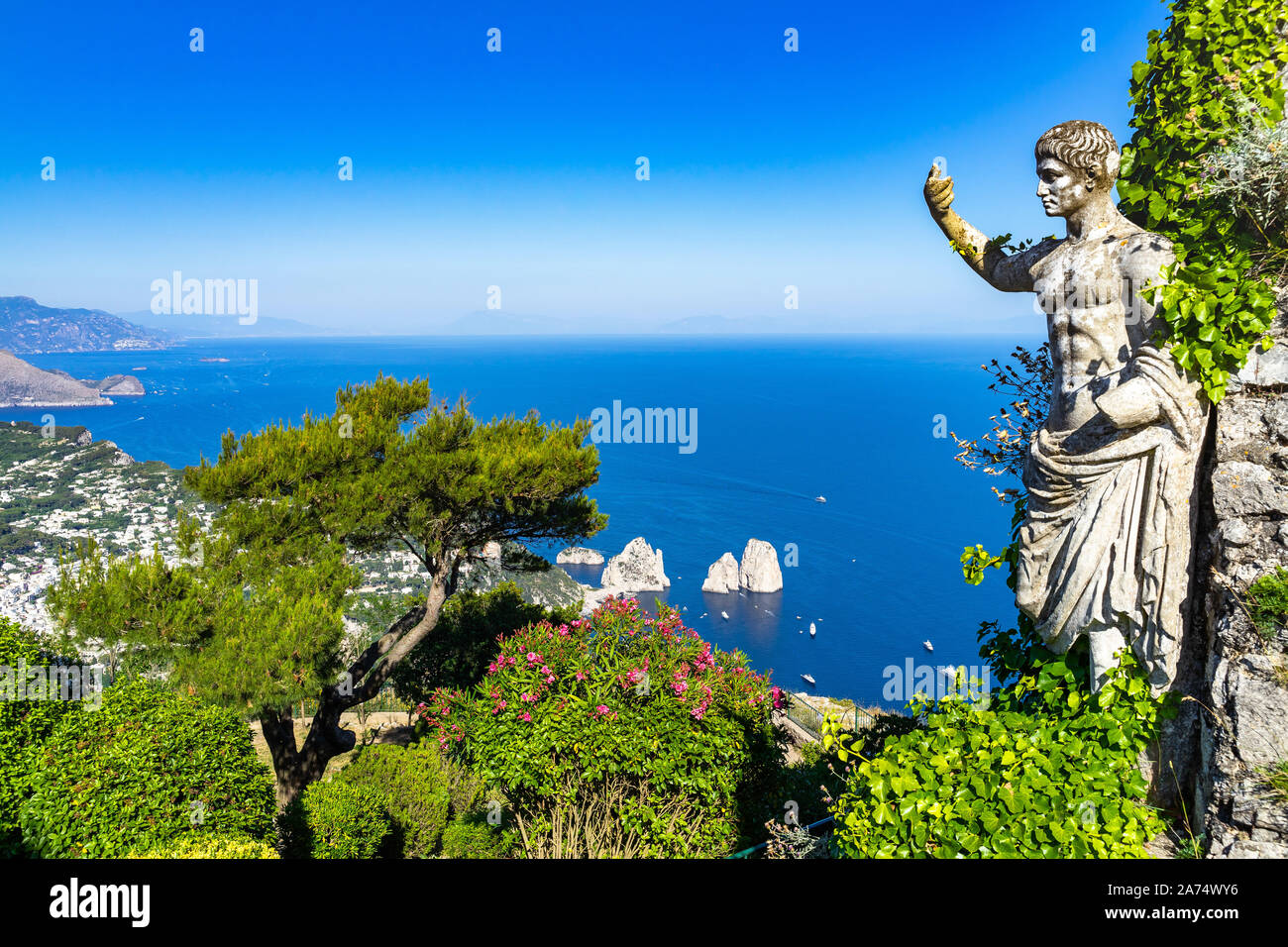 Vista panoramica di Capri dal Monte Solaro con la statua dell'Imperatore Augusto e i Faraglioni in background, Italia Foto Stock