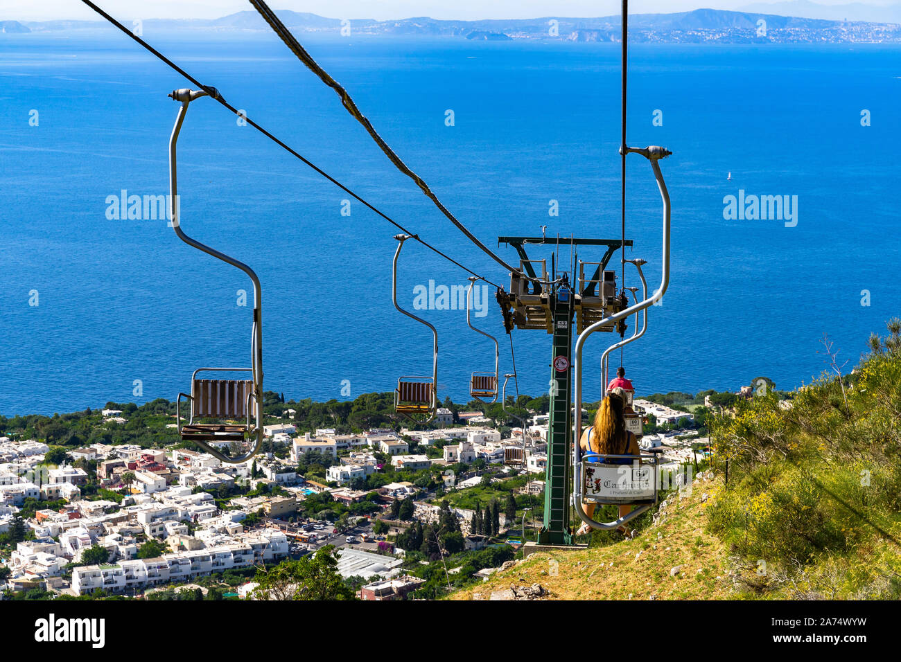 Seggiovia scendendo dal monte Solaro che offre un meraviglioso panorama del Golfo di Napoli. Capri, Italia, Giugno 2019 Foto Stock