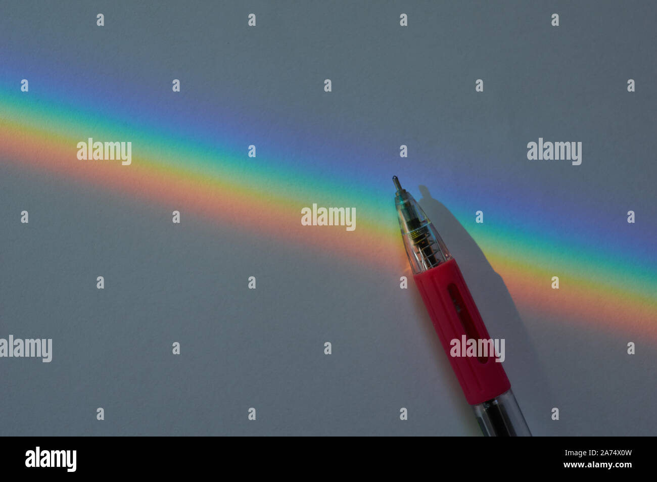 L'arcobaleno dello spettro della luce sulla testa della penna Foto Stock