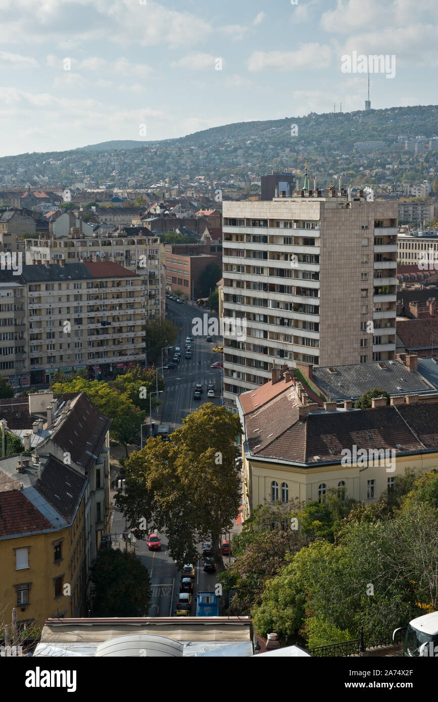 Vista attraverso un ufficio moderno e architettura alloggi e case più vecchie di Budapest City dietro il quartiere del castello Foto Stock